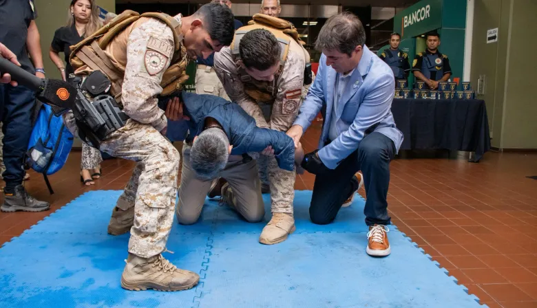 El ministro de Seguridad de Córdoba probó una nueva arma y cayó de rodillas en vivo