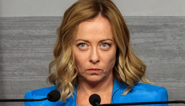 Italia habilita bloqueos navales y endurece su ley de asilo