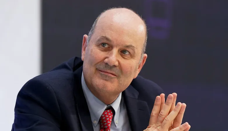 Solo 10 alumnos y un ministro clave: el curso de inglés que complica a Sturzenegger