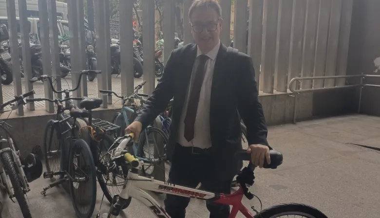 En bici al Congreso: quién es Eduardo Falcone, aliado clave de Milei para la reforma laboral