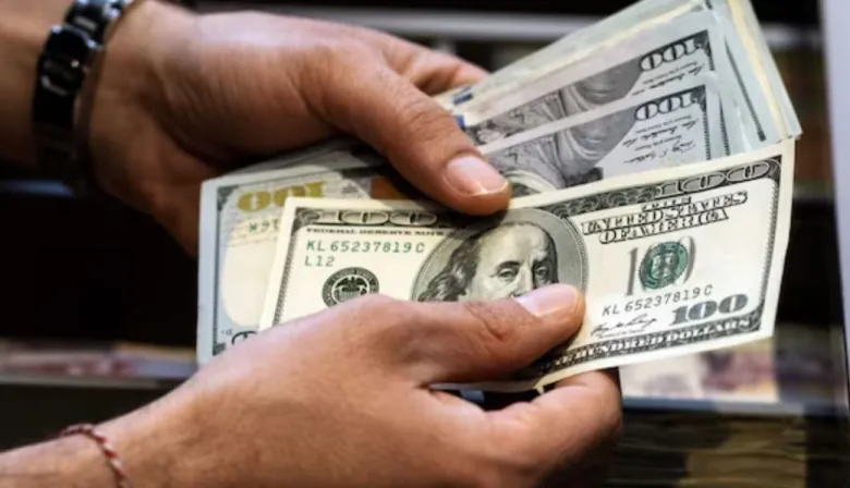 El dólar abre en su valor más bajo en 4 meses