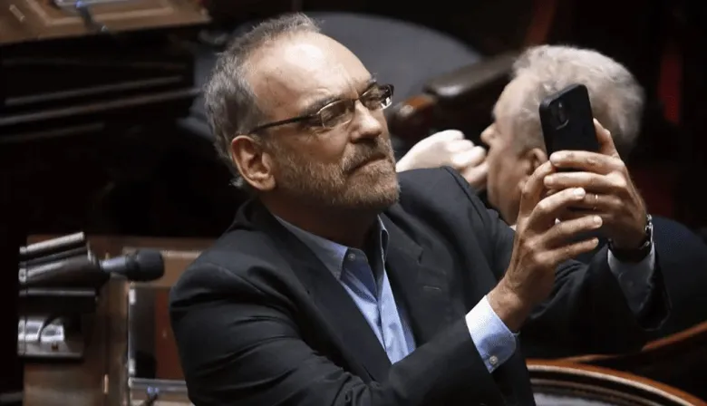 Malvinas, jogging y zapatillas: liquidaron a Fernando Iglesias en el Senado pero logró el aval para la UE