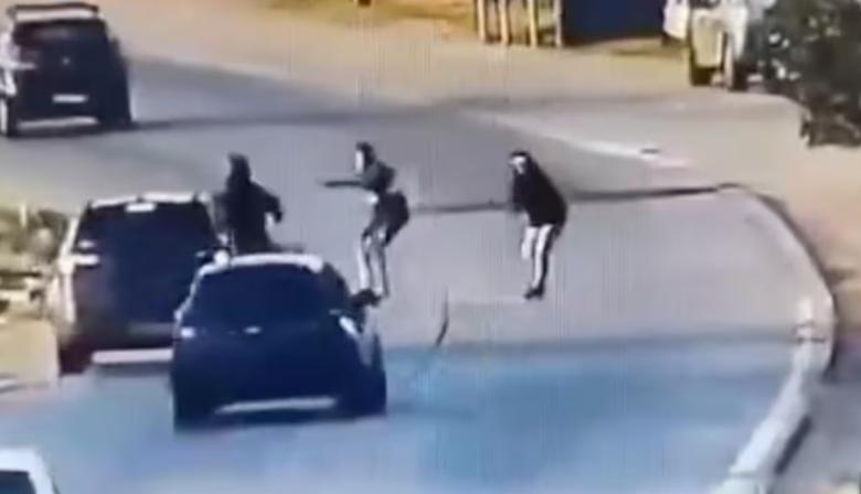 "Era una zapatilla": un giro complica a la policía que atropelló al ladrón en Quilmes