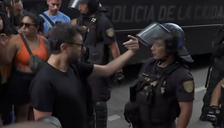 Grabois al rojo vivo: enfrentó a la policía, 'liberó' a 10 militantes y fue gaseado