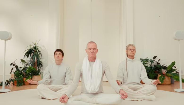 Ca7riel y Paco Amoroso estrenaron "Hasta Jesús tuvo un mal día", la canción que hicieron con Sting