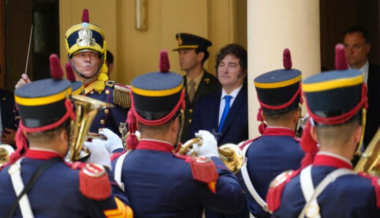 Santa Fe: Milei encabeza el traslado del sable de San Martín en medio de un conflicto