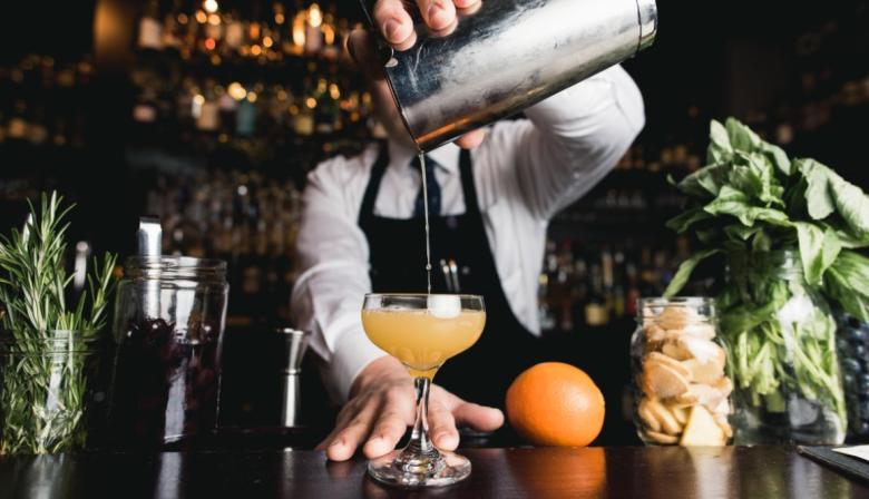 Día Mundial del Barman: el oficio que convirtió la barra en escenario y los tres tragos más ricos
