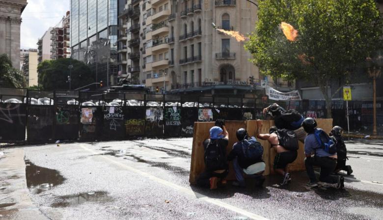 Bombas molotov y piedras en el Congreso: furia en la marcha contra la reforma laboral