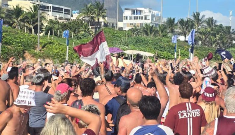 Banderazo de Lanús en la previa ante Flamengo en las playas de Río