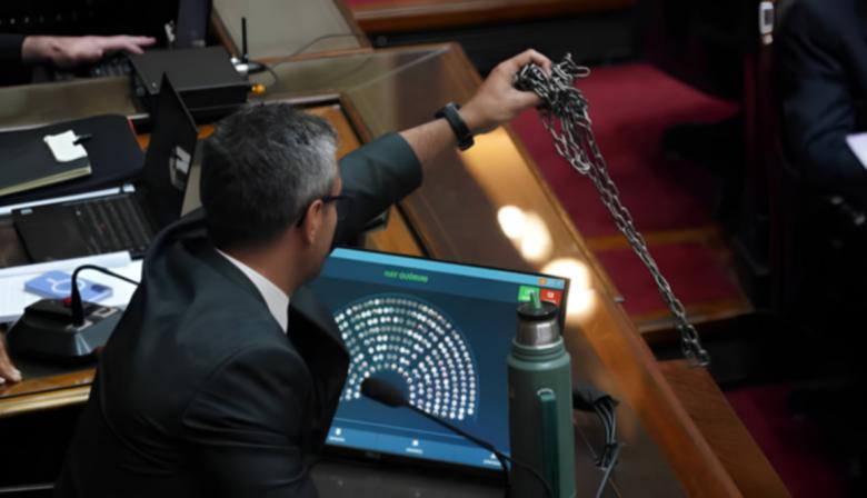 Reforma laboral: qué significa la cadena que le dejaron a Martín Menem en Diputados