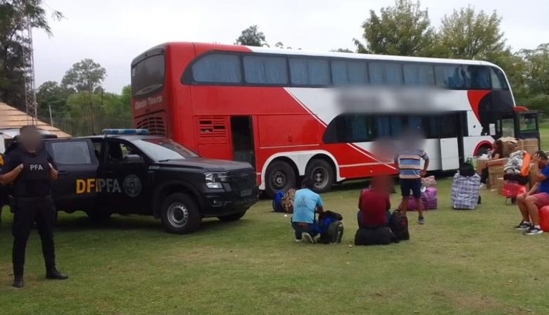 El sorprendente hallazgo en un micro que iba a Córdoba y terminó con cuatro detenidos