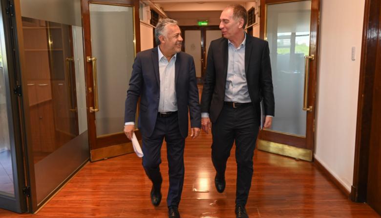 Santilli negocia con Cornejo en Mendoza mientras crece la presión por fondos