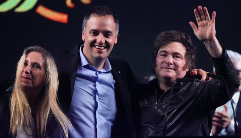 Milei sale a bancar a Adorni y vuelve a subir la apuesta contra la oposición