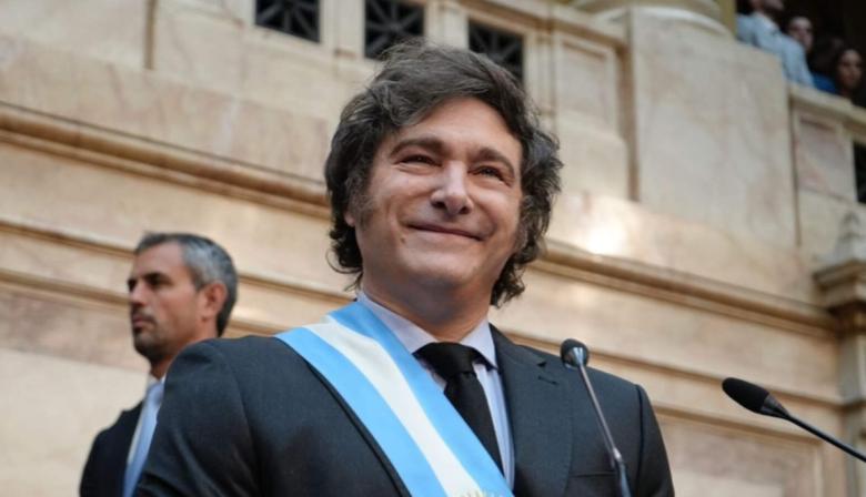 Milei dice chau a "ley del lobizón": qué beneficios perderían los séptimos hijos