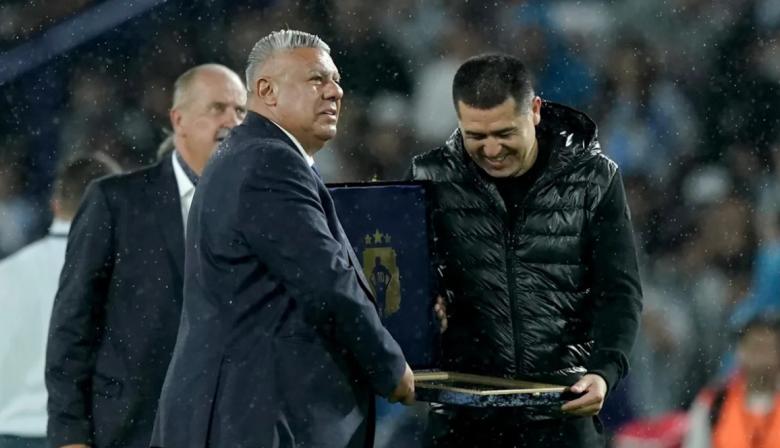 Silbidos y tensión: la Bombonera se le plantó a Chiqui Tapia