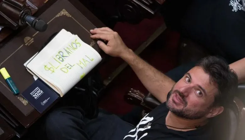 “Líbranos del mal”: el gesto de Grabois por el caso $LIBRA en plena Asamblea Legislativa