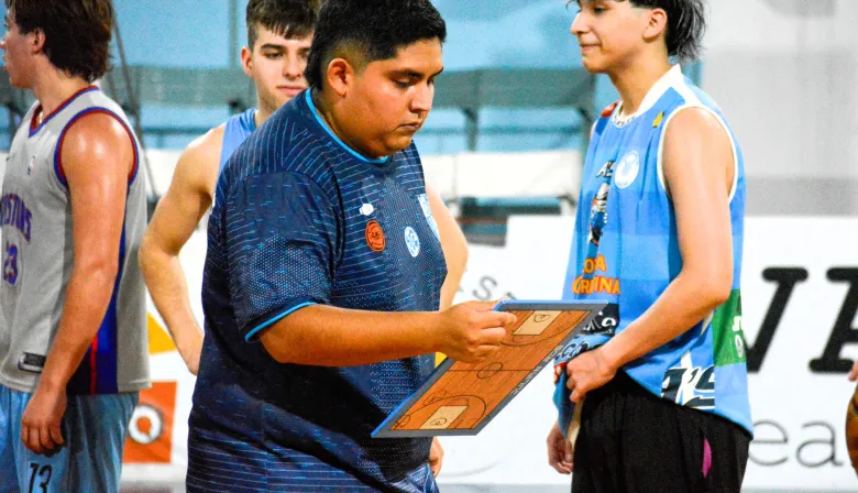 La historia de Julián Ros, el entrenador más joven del básquet argentino