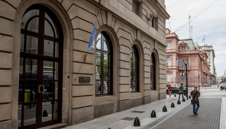 Controversia jurídica: la SIDE defiende el DNU de Milei sobre detenciones