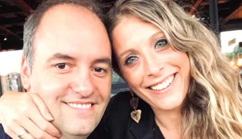 Vuelo privado, familia y un periodista: la nueva polémica que rodea a Adorni