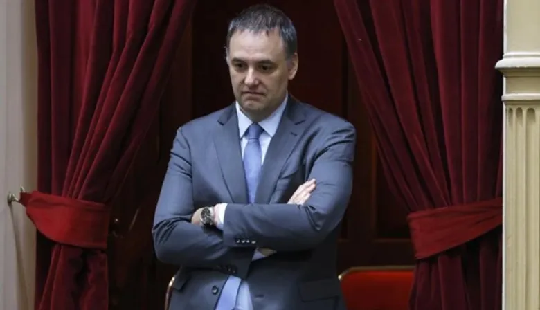 Avión presidencial y vuelo privado: investigan los viajes de Adorni