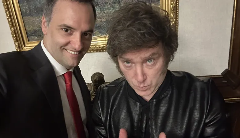 Tensión y política: Milei y Adorni enfrentan las críticas en Córdoba, ¿cómo seguirán?