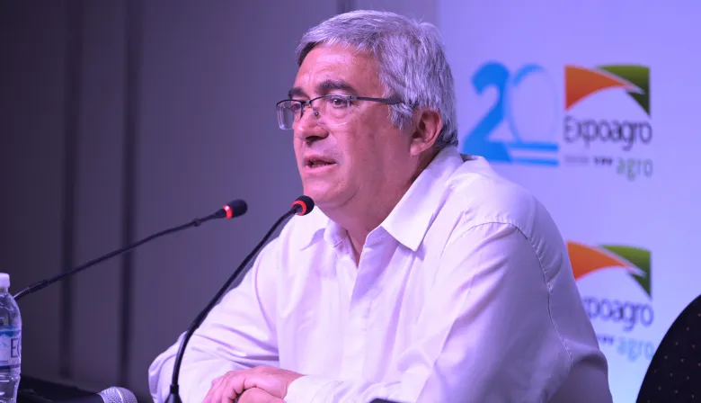 El gobierno de Kicillof se sube a las críticas hacia Sturzenegger por la aftosa