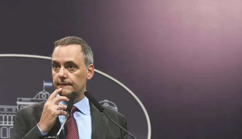 ¿Qué hay detrás de la renuncia de Adorni que Milei desmintió?