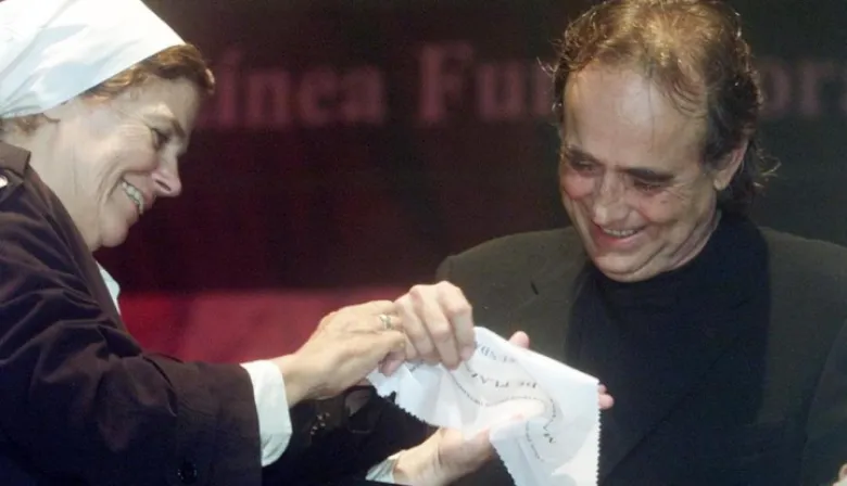 Serrat, lluvia en Ferro y vigilia de 30.000 personas: el 24 de marzo de 2001
