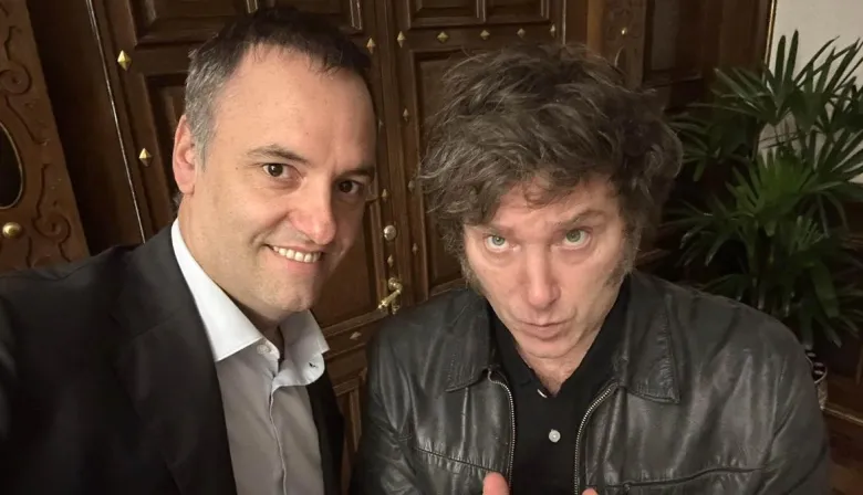 Milei se muestra con Adorni y refuerza su respaldo político