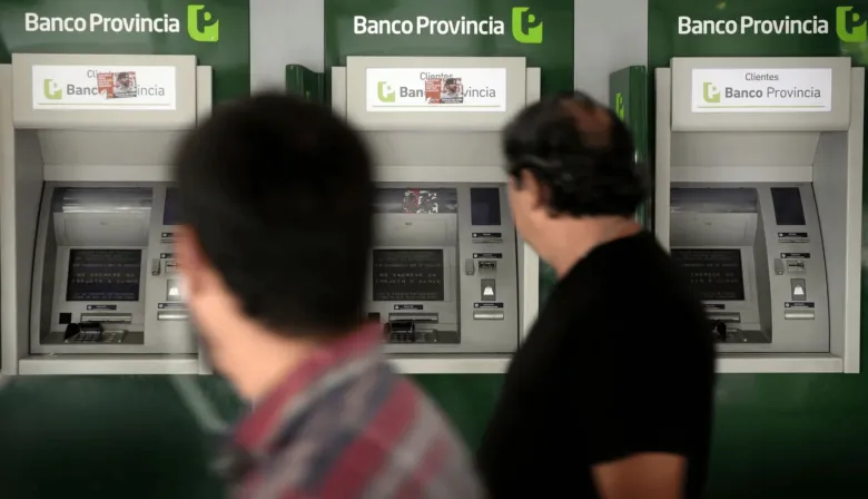 Baños y lockers en bancos: cómo es el polémico proyecto que vuelve a PBA