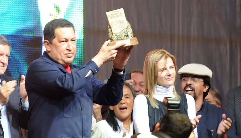A 15 años del polémico premio a Hugo Chávez en La Plata: qué dijo sobre Cristina