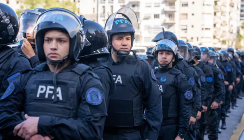 Fuerzas federales: qué hay detrás del abrazo simbólico frente al Edificio Centinela