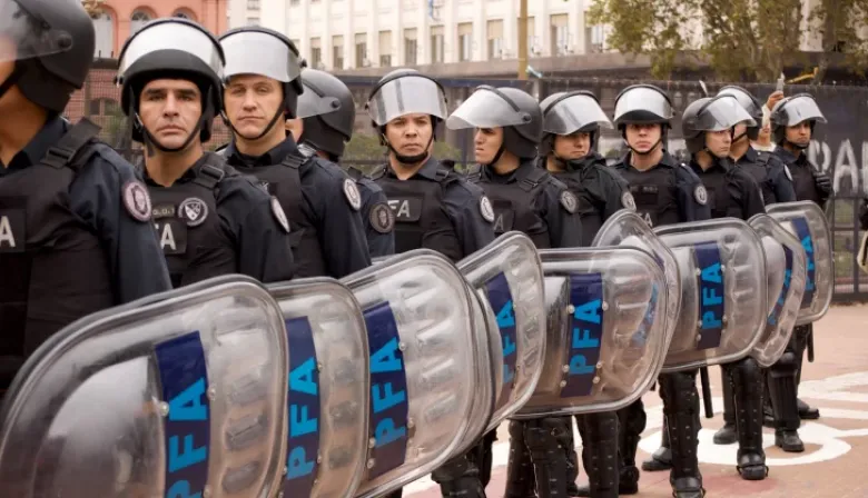 Las cinco fuerzas federales marchan por salarios y reavivan un conflicto sensible