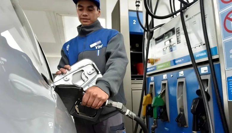 Salarios vs. nafta: cuántos litros menos podés cargar hoy