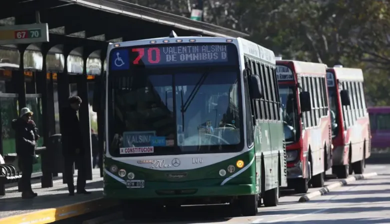 Colectivos recortan frecuencias por el aumento del combustible: qué pasa con las tarifas