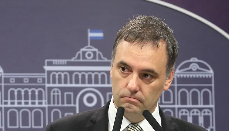 Adorni evita una exposición clave y se abren versiones sobre su futuro