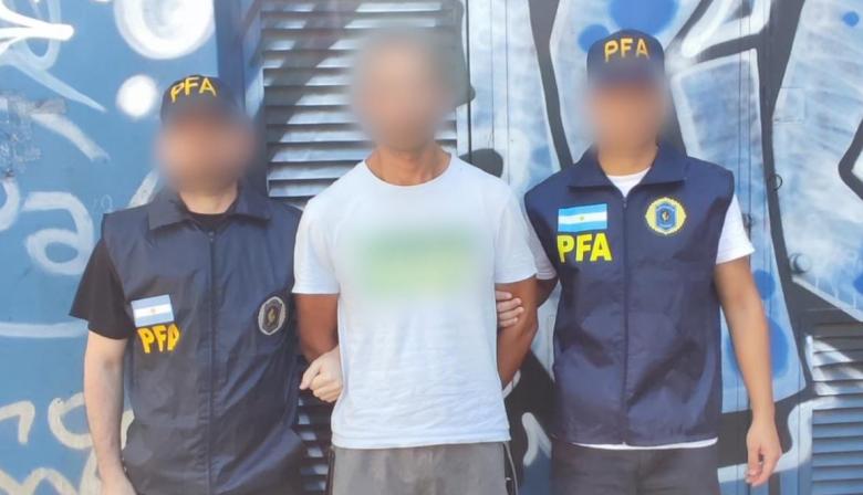 Un prófugo uruguayo fue localizado y detenido tras un operativo en el barrio de Once
