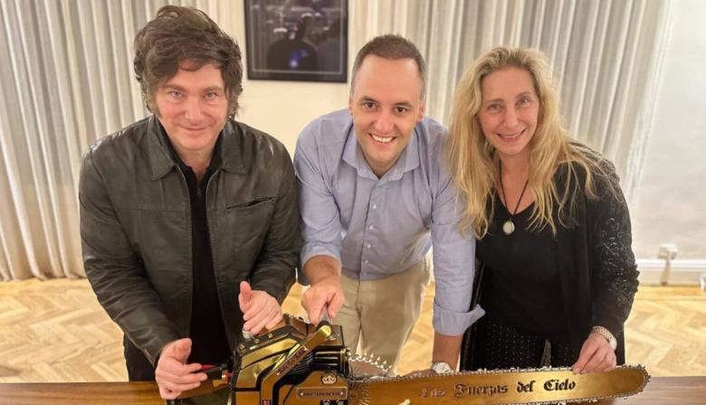 Milei sostiene a Adorni y queda atrapado en la interna que erosiona su gobierno