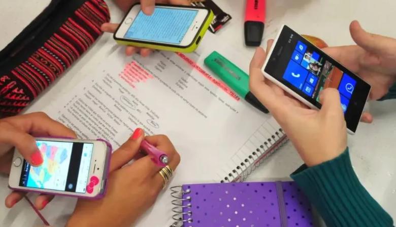 Prohiben el uso de celulares durante clases en la escuela secundaria