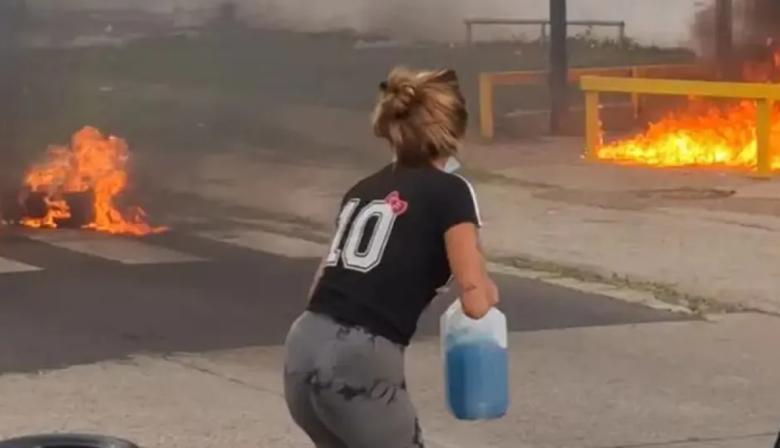 Protesta frente a un penal y una escena insólita: familiares de un preso muerto se prendieron fuego