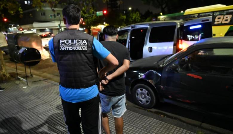 Operativo de saturación en Balvanera: detenidos, y secuestro de drogas y armas blancas