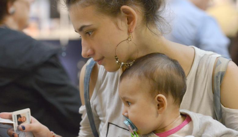 Bonos de 10 salarios y 180 días de licencia: la nueva AUH que propone Pagano