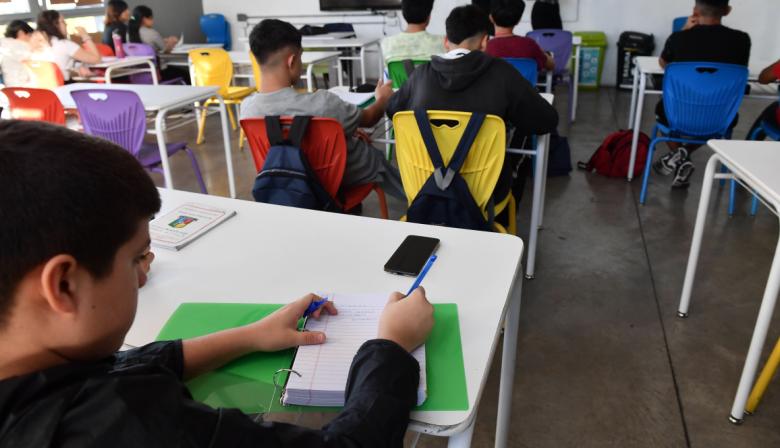 CABA prohibió los celulares en la secundaria: en qué casos sí se podrá usar