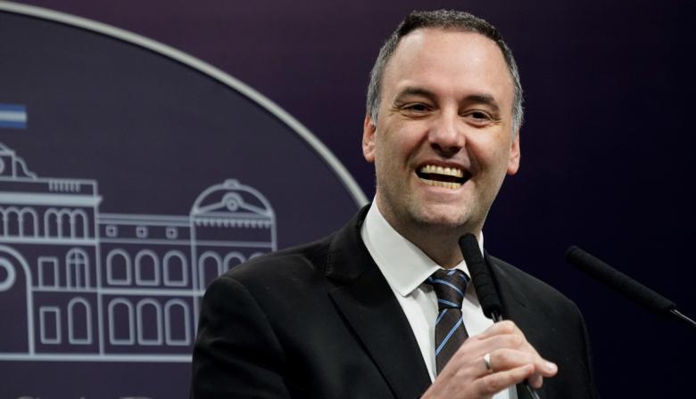 La versión de Adorni sobre el vuelo a Uruguay que se derrumbó con los recibos