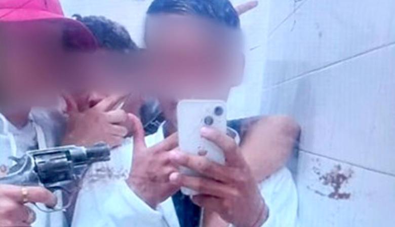 Balvanera: allanaron a un alumno por viralizar una foto con un arma