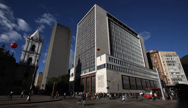 Colombia sube salarios públicos y abre una pelea con el Banco Central