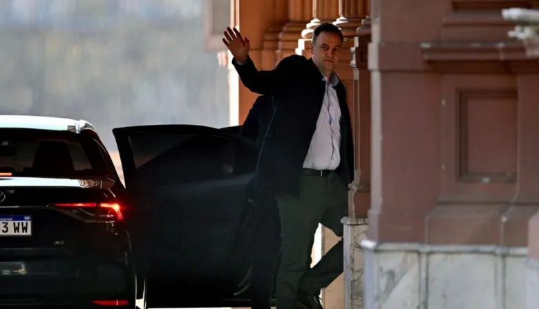 Sospechan de un viaje secreto de Adorni a Hawái y la Justicia ya pidió datos