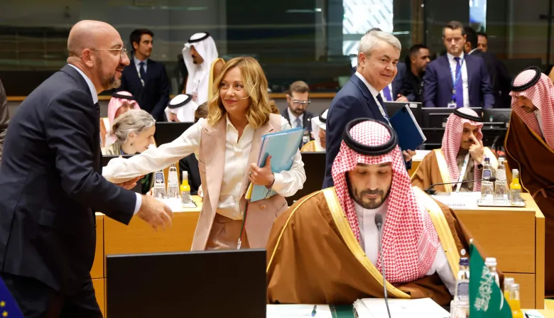 Meloni viaja al Golfo en plena crisis y busca asegurar energía