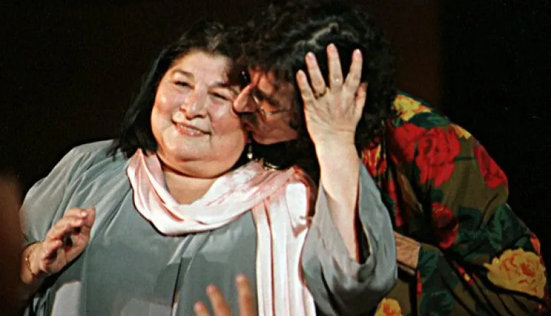 De homenaje a controversia: la historia de Radio Nacional Mercedes Sosa