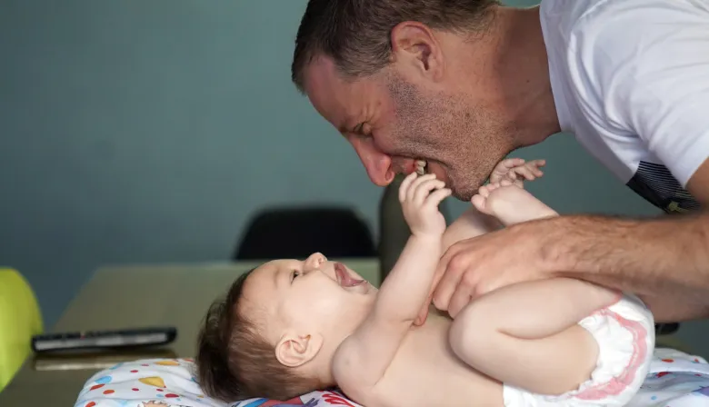 Licencia por paternidad: de 2 a 30 días, a quiénes abarca el proyecto acordado